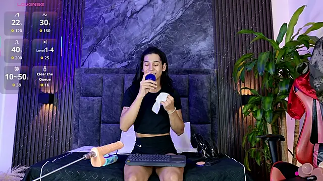 Snapshot of Suzie_cox chatting on 11.04.25 Suzie cox online show from 11.04.25