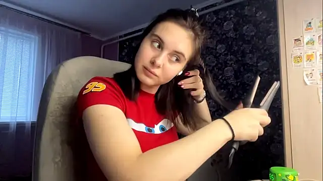 Snapshot of MollyPartey chatting on 10.05.25 MollyPartey online show from 10.05.25