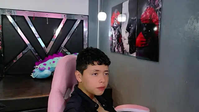 Snapshot of Twindesires chatting on 10.05.25 Twindesires online show from 10.05.25