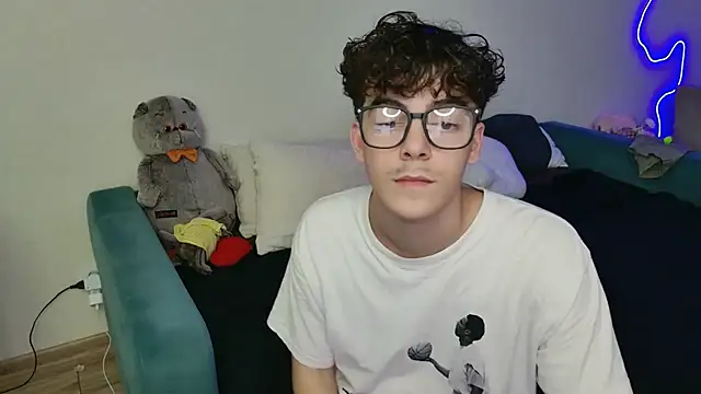 Snapshot of dreamgonetan chatting on 10.04.25 dreamgonetan online show from 10.04.25