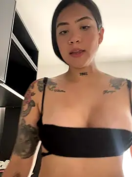 Snapshot of liahouses chatting on 09.21.25 liahouses online show from 09.21.25