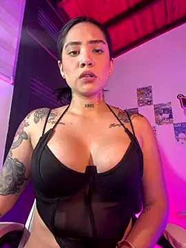 Snapshot of liahouses chatting on 09.28.25 liahouses online show from 09.28.25