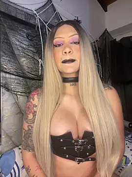 Snapshot of liahouses chatting on 10.22.25 liahouses online show from 10.22.25