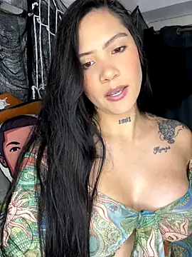 Snapshot of liahouses chatting on 10.26.25 liahouses online show from 10.26.25