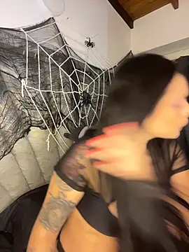 Snapshot of liahouses chatting on 10.27.25 liahouses online show from 10.27.25