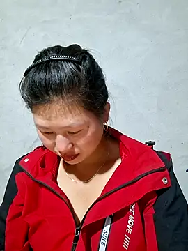 Snapshot of diamond-- chatting on 10.25.25 diamond-- online show from 10.25.25