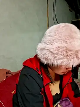 Snapshot of diamond-- chatting on 11.18.25 diamond-- online show from 11.18.25