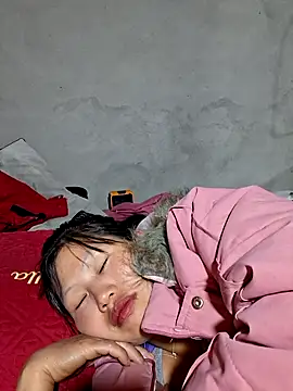 Snapshot of diamond-- chatting on 11.23.25 diamond-- online show from 11.23.25