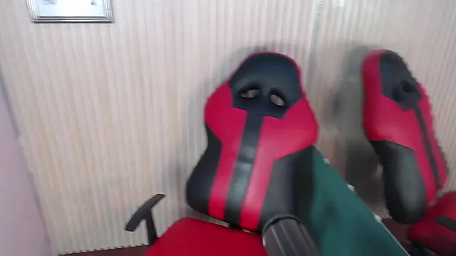 Snapshot of DEIV2_ chatting on 11.13.25 DEIV2 online show from 11.13.25