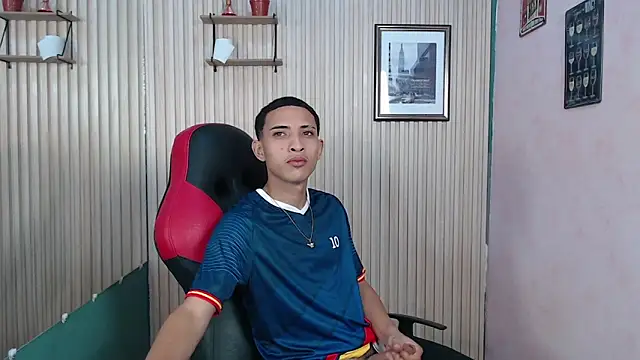 Snapshot of DEIV2_ chatting on 11.21.25 DEIV2 online show from 11.21.25