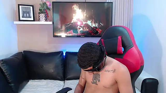 Snapshot of DEIV2_ chatting on 11.25.25 DEIV2 online show from 11.25.25