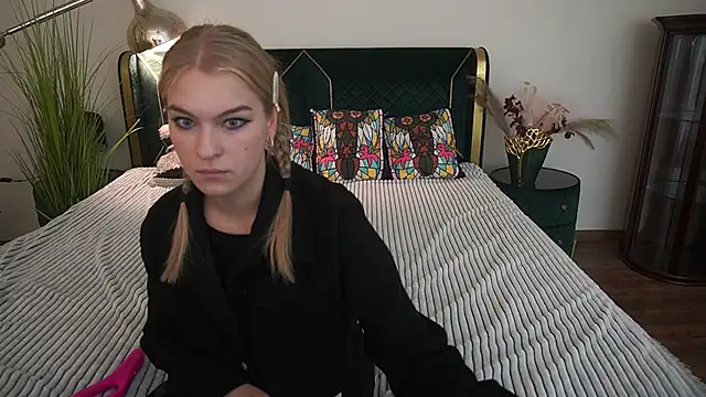 Snapshot of AlinaLiii chatting on 05.27.26 AlinaLiii online show from 05.27.26