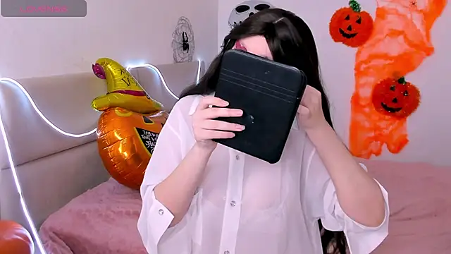 AishaAysitt online show from 10.31.25