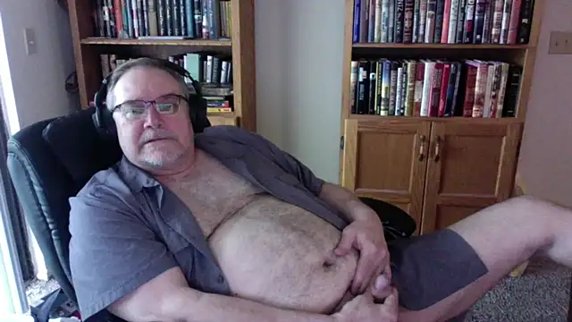 Snapshot of Vinyl22@xh chatting on 04.24.26 Vinyl22xh online show from 04.24.26