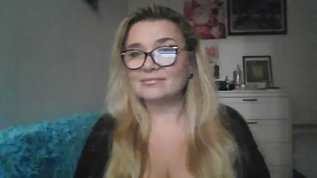 Myrienna online show from 10.03.25