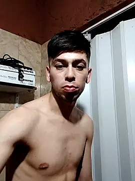 Snapshot of Agusbrown chatting on 10.05.25 Agusbrown online show from 10.05.25