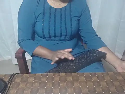 Snapshot of henakhan32 chatting on 10.11.25 henakhan32 online show from 10.11.25