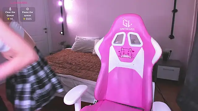 Snapshot of Alic_Fox chatting on 10.14.25 Alic Fox online show from 10.14.25