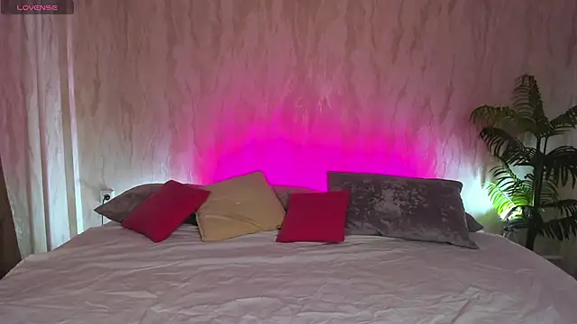 Snapshot of Alic_Fox chatting on 10.21.25 Alic Fox online show from 10.21.25