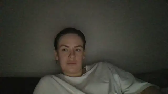 Snapshot of Veylonna chatting on 10.31.25 Veylonna online show from 10.31.25