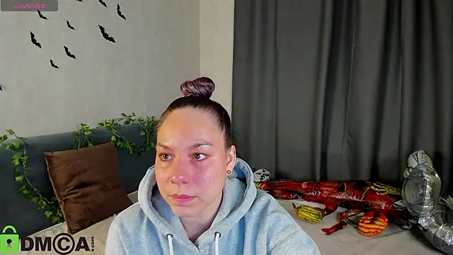 Al1ice Moures online show from 10.30.25