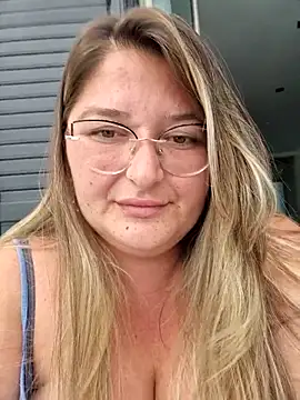 Snapshot of HornyBella88 chatting on 09.26.25 HornyBella88 online show from 09.26.25