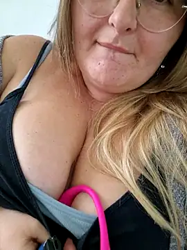 Snapshot of HornyBella88 chatting on 10.05.25 HornyBella88 online show from 10.05.25