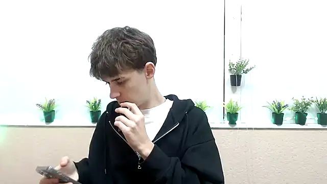 Hoot Dude  online show from 11.05.25