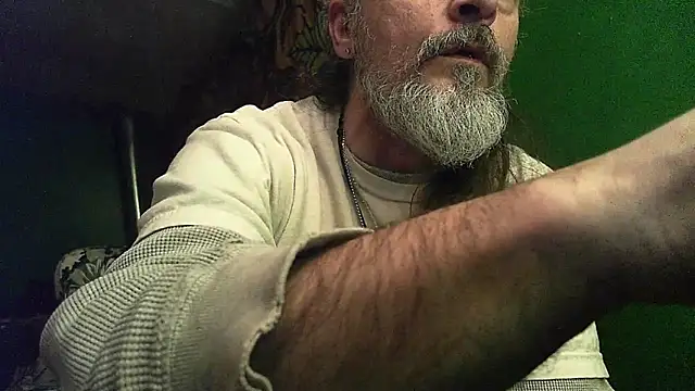 Snapshot of HippieDad333 chatting on 01.05.26 HippieDad333 online show from 01.05.26