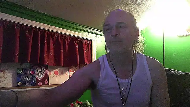 Snapshot of HippieDad333 chatting on 02.04.26 HippieDad333 online show from 02.04.26