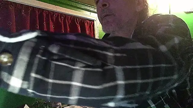 Snapshot of HippieDad333 chatting on 02.09.26 HippieDad333 online show from 02.09.26