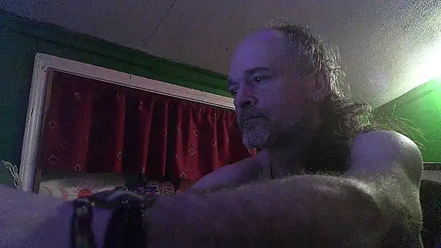 Snapshot of HippieDad333 chatting on 02.17.26 HippieDad333 online show from 02.17.26