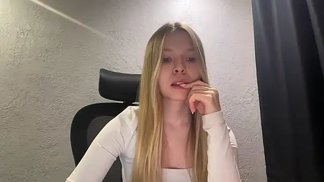 Snapshot of CandysRose chatting on 06.29.26 CandysRose online show from 06.29.26