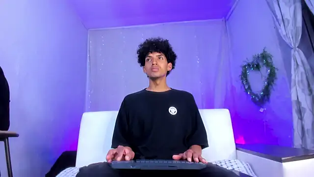 Snapshot of josesweet_ chatting on 10.29.25 josesweet  online show from 10.29.25