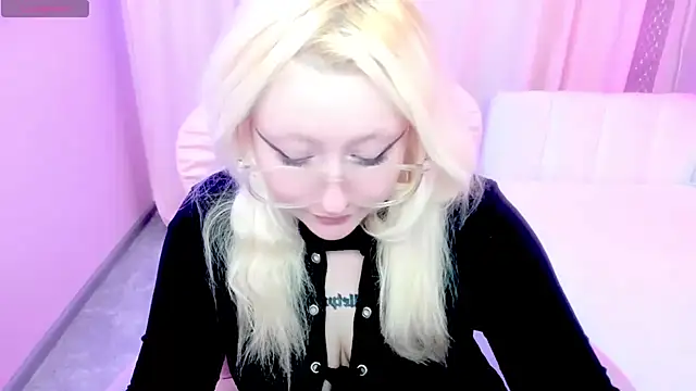 JuliaSharkk online show from 10.25.25