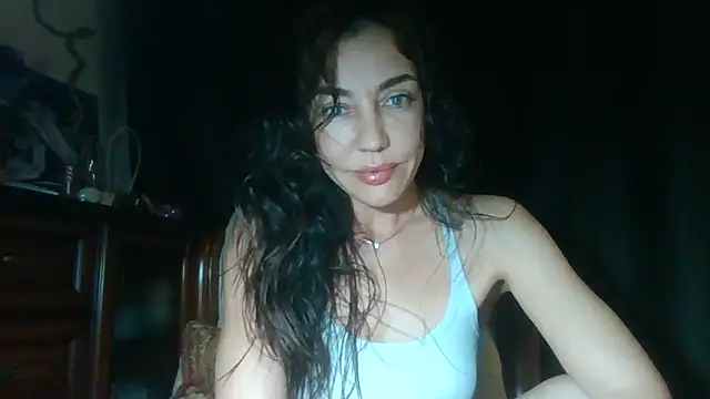 Snapshot of Felariss chatting on 10.26.25 Felariss online show from 10.26.25