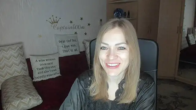 Snapshot of Tiffany_Bates chatting on 10.13.25 Tiffany Bates online show from 10.13.25