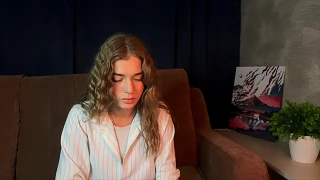 Snapshot of LilianLee chatting on 10.09.25 LilianLee online show from 10.09.25