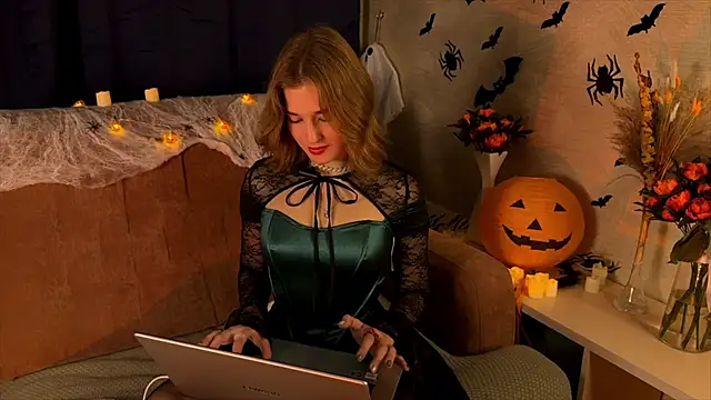 Snapshot of LilianLee chatting on 10.27.25 LilianLee online show from 10.27.25