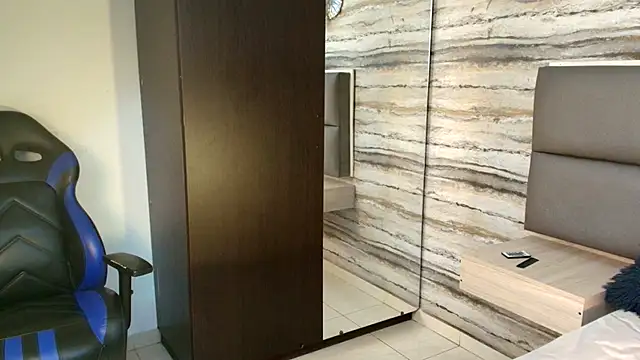 Lovers 21 online show from 12.15.25