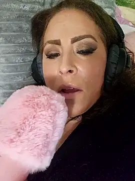 Snapshot of Queenbz1979 chatting on 09.26.25 Queenbz1979 online show from 09.26.25