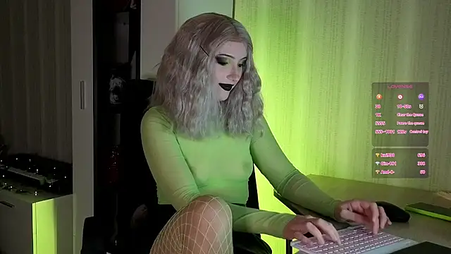 Snapshot of violet-siren-x chatting on 11.05.25 violet-siren-x online show from 11.05.25