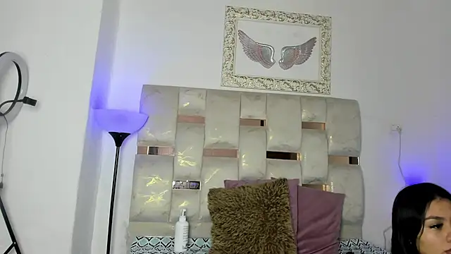 Nyra 18 online show from 11.27.25