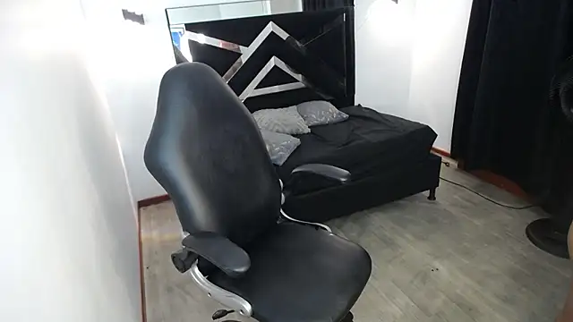 MarianaRojas  online show from 04.11.26