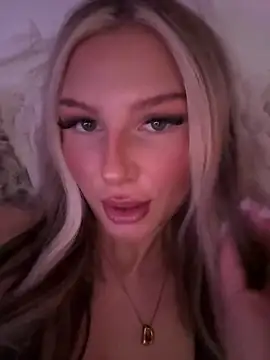 Snapshot of blondeeee chatting on 05.19.26 blondeeee online show from 05.19.26