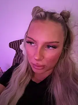 Snapshot of blondeeee chatting on 07.01.26 blondeeee online show from 07.01.26
