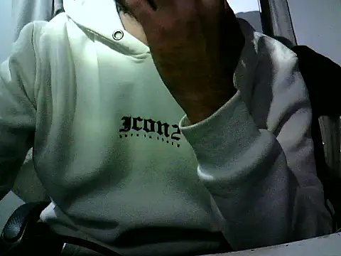 Snapshot of krerem chatting on 12.18.25 krerem online show from 12.18.25