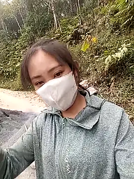 Snapshot of bree-zz chatting on 12.18.25 bree-zz online show from 12.18.25