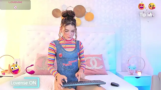 Snapshot of kendallspears_1 chatting on 10.11.25 kendallspears 1 online show from 10.11.25