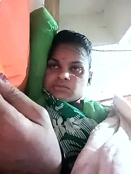 Snapshot of SHMA-77 chatting on 11.19.25 SHMA-77 online show from 11.19.25